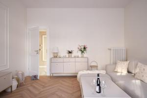 a white living room with a couch and a table at Apartamenty Centrum Sobieski in Wałbrzych