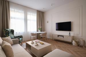 a living room with a couch and a tv at Apartamenty Centrum Sobieski in Wałbrzych