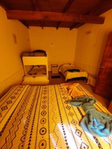 Un dormitorio con dos camas en una habitación. en Alquileres temporarios Anahi, en Las Heras