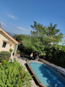 Bazén v ubytovaní Chambre d'hôtes Les terrasses de Saint Clair alebo v jeho blízkosti