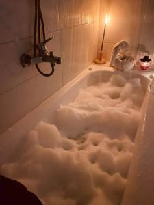 カイロにあるCozy bedroom overlooking downtown & the Nileのたくさんの雲が入った浴槽