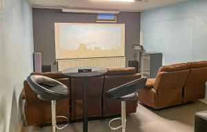 Televisyen dan/atau pusat hiburan di Lovely Home In Norrfors With Sauna