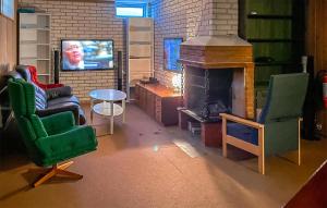 Televisyen dan/atau pusat hiburan di Lovely Home In Norrfors With Sauna