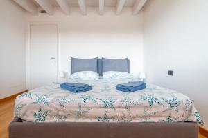Posteľ alebo postele v izbe v ubytovaní attico in un'oasi di verde sui navigli - NavigliApartments