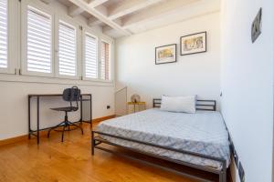 Posteľ alebo postele v izbe v ubytovaní attico in un'oasi di verde sui navigli - NavigliApartments