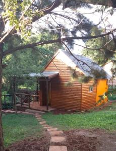 a small wooden cabin with a picnic table next to it at Brisas in Jardín América
