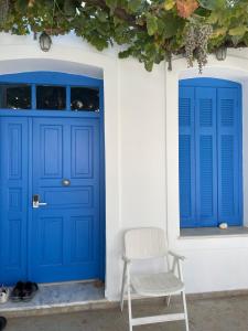 バトシにあるRelax with a viewの青い扉 +40枚の写真