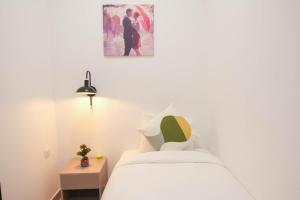 Hotel H4客房内的一张或多张床位
