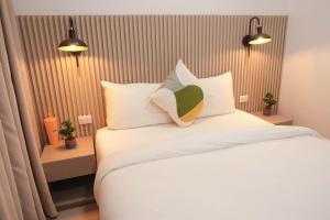 Hotel H4客房内的一张或多张床位