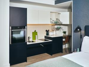 Vertus Edit Canary Wharf的厨房或小厨房