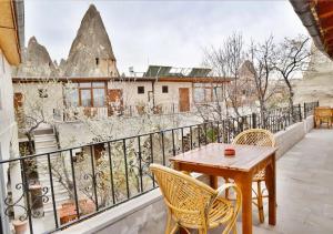 En balkon eller terrasse på Peri Cave Hotel
