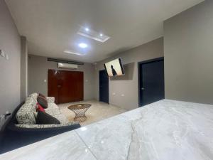 a bedroom with a large bed and a couch at Casa Campestre in Milagro