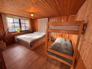 a room with two bunk beds in a cabin at Chata u rybníka Machčák in Třebušín