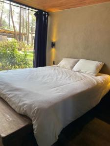 Ένα ή περισσότερα κρεβάτια σε δωμάτιο στο Cabaña en el bosque
