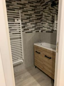 a bathroom with a sink and a mirror at Lappart in Juvigny-en-Perthois