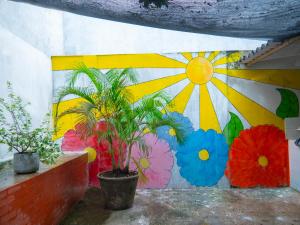 un mur orné d'une fresque fleurie. dans l'établissement Lovely and close to airport, sea, and old town, à Carthagène des Indes 6 autres photos