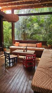 a living room with a couch and a table at Casa Cacau - Guest house a 700m metros de geriba in Armacao dos Buzios