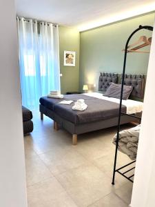 Un dormitorio con una cama y una escalera dentro. en appartamento Polignano by case Ninni, en Bari