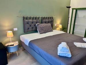 Un dormitorio con una cama grande con toallas. en appartamento Polignano by case Ninni, en Bari