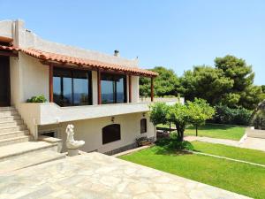 Κήπος έξω από το Summer Breeze villa in Saronic Gulf