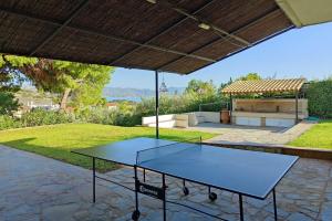 Πινγκ πονγκ στο Summer Breeze villa in Saronic Gulf ή εκεί κοντά