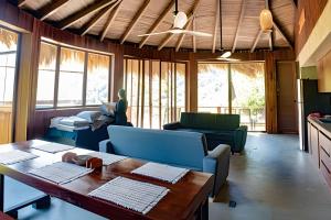 ein Wohnzimmer mit einem Tisch und einem Sofa in der Unterkunft Hotel Anukwe in Bonda