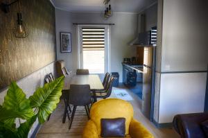 a kitchen and dining room with a table and chairs at chez joseph , appartements renovés et au calme à saint-michel in Saint-Brieuc