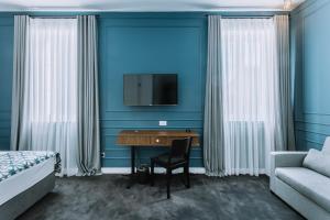 TV a/nebo společenská místnost v ubytování Hotel Twenties Tbilisi - Stay & Dine