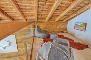 Łóżko lub łóżka w pokoju w obiekcie Chalet Schmitten - by Alpen Apartments