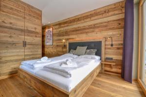 Łóżko lub łóżka w pokoju w obiekcie Chalet Schmitten - by Alpen Apartments