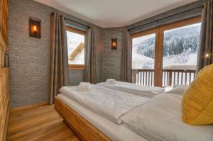 Łóżko lub łóżka w pokoju w obiekcie Chalet Schmitten - by Alpen Apartments