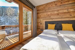 Łóżko lub łóżka w pokoju w obiekcie Chalet Schmitten - by Alpen Apartments
