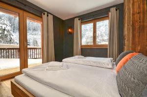Łóżko lub łóżka w pokoju w obiekcie Chalet Schmitten - by Alpen Apartments