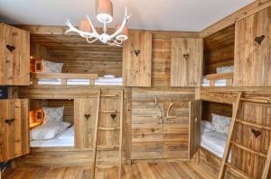 Łóżko lub łóżka w pokoju w obiekcie Chalet Schmitten - by Alpen Apartments