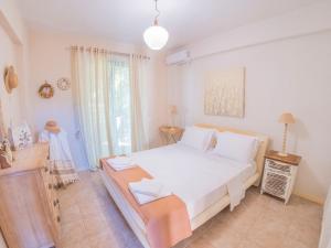 Ένα ή περισσότερα κρεβάτια σε δωμάτιο στο Sani Lili 3 +37 φωτογραφίες