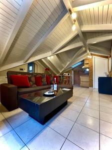 A seating area at Ira Apartments