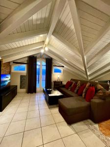 A seating area at Ira Apartments