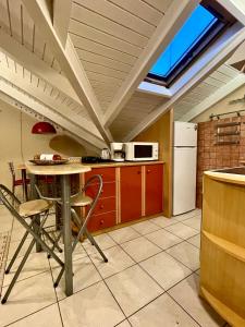 A kitchen or kitchenette at Ira Apartments