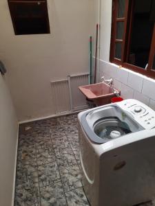 a bathroom with a toilet in a room at Amplo apartamento próximo ao mar, Praia de Leste in Pontal do Paraná