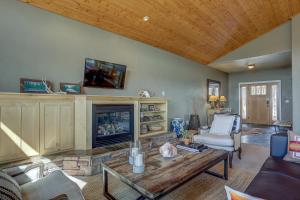 a living room with a couch and a fireplace at Golden Butte in Bend