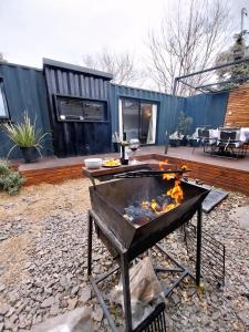 eine Feuerstelle im Hinterhof mit einem Haus in der Unterkunft Aromos Lodge- Chacras de Coria- in Ciudad Lujan de Cuyo