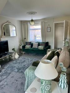 una sala de estar con un sofá y una mesa en Peak District - 2 Beds - Sleeps 4 - Pet Friendly, en Chesterfield
