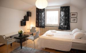 Postel nebo postele na pokoji v ubytování Säffle Suites by Svaneholm Hotel