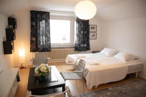 Postel nebo postele na pokoji v ubytování Säffle Suites by Svaneholm Hotel