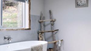 O baie la Wharangi Cottage +15 fotografii