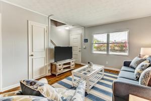 Μια τηλεόραση ή/και κέντρο ψυχαγωγίας στο Beachside Townhouse Close to Ocean and Downtown 3431 +19 φωτογραφίες