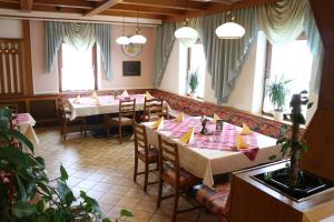 Restoran või mõni muu söögikoht majutusasutuses Gasthof Bokan