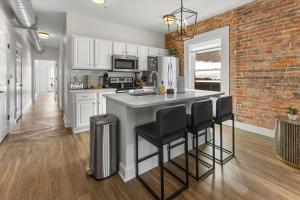 Кухня или мини-кухня в Top Floor - Mass Ave in Heart of Indy with Balcony
