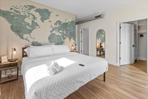 Кровать или кровати в номере Top Floor - Mass Ave in Heart of Indy with Balcony