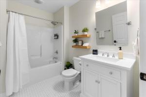 Ванная комната в Top Floor - Mass Ave in Heart of Indy with Balcony +34 фотографии